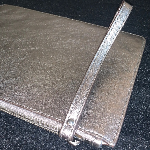 Michael Kors XL Wristlet Clutch Silver Metallic Patchwork w card slots top EUC - Picture 11 of 17